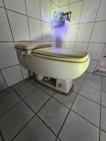 水電宗振 - 馬桶漏水，延伸漏到樓下天花板吊管位置全是水