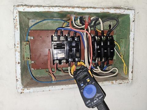 水電宗振 - 跳電查修，查出開關問題，更換後正常了。