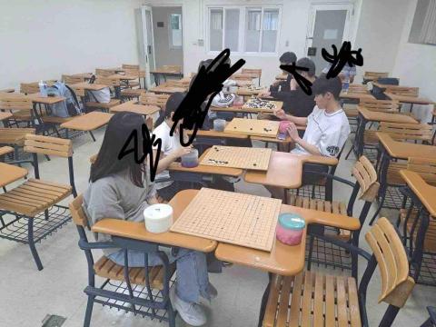 李漢驎 - 指導圍棋社員的照片