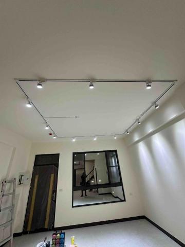 柏勳（順盛水電） - 天花板軌道燈安裝