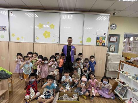 小謝 24H到府服務您！ - 「身為單親爸爸，深知孩子的教育不容易。這次特地送上30碗豆花，讓孩子們在學習之餘，也能嚐到一份甜甜的滋味。小朋友們要乖乖讀書，用知識改變未來！」
#汽機車買賣 #各類工程 #居家清潔 #內定國小
