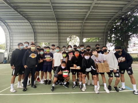 曾永宏（曾丹尼） - 高中高二擔任南二中籃球校隊隊長