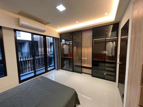 游佳翎 - 木作櫃體 | 地板鋪設 | 天花板造型 | 燈具安裝 | 門板施工
依照客戶需求，量身打造理想空間，讓家更舒適、美觀。