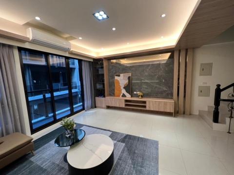 游佳翎 - 木作櫃體 | 地板鋪設 | 天花板造型 | 燈具安裝 | 門板施工
依照客戶需求，量身打造理想空間，讓家更舒適、美觀。