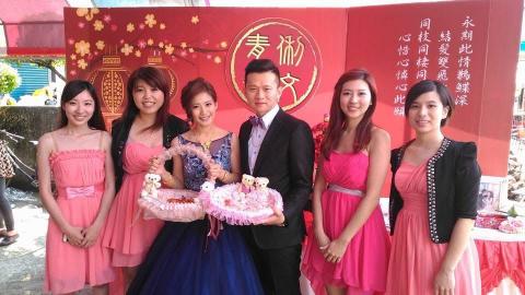 歐拉樂團陳老師 - 大紅色的主題佈置真的很好拍呢！
戶外流水席也可以很別緻喔～今天的宴席有高達50桌以上，因此在樂團的編制上是安排雙主持主唱+提琴手+鍵盤手搭配婚禮場控的幸福5人組的52000套餐～早鳥預定不止可以預定好優質的老師檔期，也能讓服務溝通的時間更加的充分，希望每一對新人都能提前90天預訂本團隊喔????