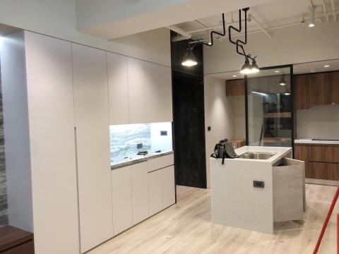 游佳翎 - 木作櫃體 | 地板鋪設 | 天花板造型 | 燈具安裝 | 門板施工
依照客戶需求，量身打造理想空間，讓家更舒適、美觀。