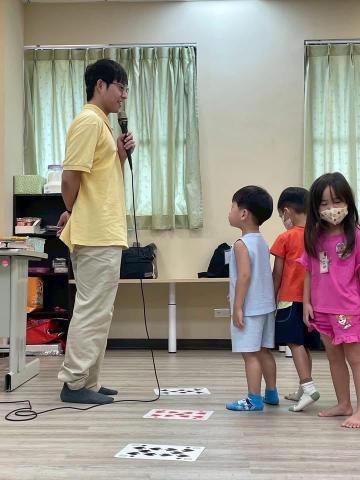 力榮 - 我負責兒童聚會的暖場破冰：先用短小的遊戲與稱讚說好話環節，讓每位孩子都被看見；同時維持基本規則（輪流、安靜聽同伴或老師）。在輕鬆安全的氛圍裡建立參與感與自信，後續學習與分享更投入～