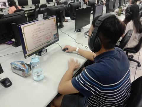 力榮 - 專注、條理、線上互動到位。每週2堂，分步解題＋小檢核，讓進步看得見。