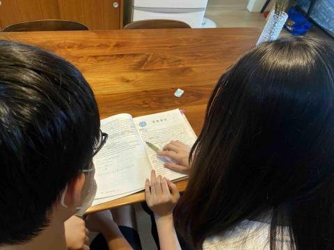 朱芳瑩 - 分析英文閱讀克漏字文本中