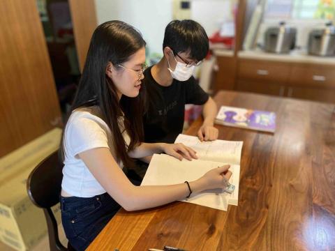 朱芳瑩 - 講解數學題目中