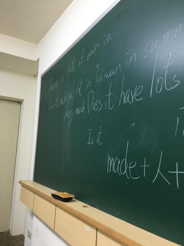 周韋彤 - 在補習班上課時的板書