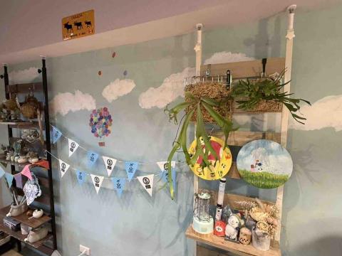 高 - 客人的小孩在特殊漆上作畫