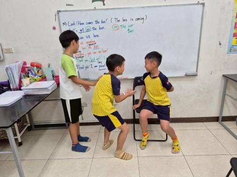 小米老師 - 生活情境美語對話練習，每堂課都會練習口說，讓孩子可以說出口，自然就學得好