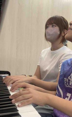 林欣潔-長笛教學/鋼琴教學 - 與學生四手聯彈，學習與不同聲部間互相配合