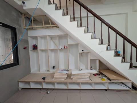 賴承渝 - 樓梯下畸零空間改造成書櫃與臥榻