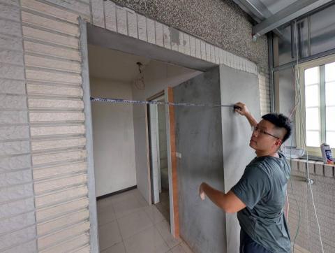 賴承渝 - 拉門訂製，師傅現場丈量