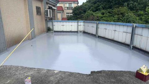 昇固防水工程 - 頂樓pu防水加油牆角異材質施作 在上隔熱面漆