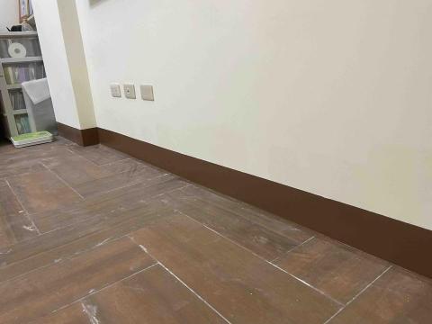 Stone - 踢腳板壁癌處理重新粉刷