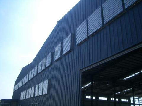 傑達國際 - 廠房通風效果簡介:
良好的通風系統能有效改善環境與提升效能。它能快速排出熱氣、粉塵與異味，補充新鮮空氣，保持廠內清新。搭配水濂降溫設備，可有效降低溫度，減少濕氣與霉變，維持乾爽舒適的作業環境。良好通風不僅有助員工專注、提高效率，也能避免設備過熱或受潮，延長使用壽命，確保產品品質。