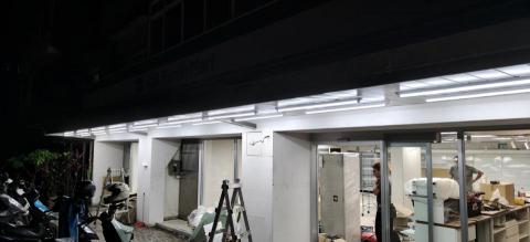 阿平 - 安裝騎樓燈