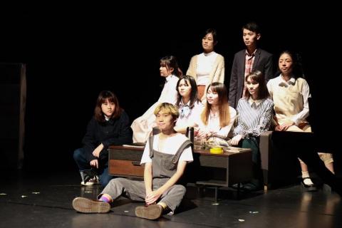 馬端辰 - 2023政大戲劇社夏季公演，白衣橘裙黑髮站立者