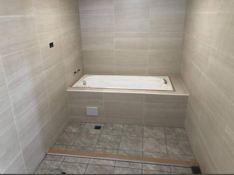 承藝室內裝修 - 廁所防水翻修，新貼牆面磁磚30*60，地面30*30對縫，新砌浴缸，後期安裝淋浴拉門預埋人造石檻。
