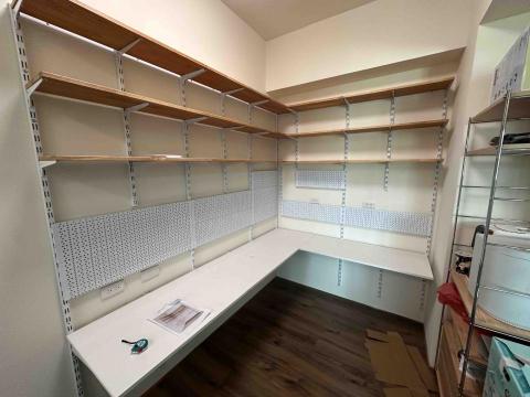 匠戶工作室 - 開放式衣櫃搭配電腦桌面