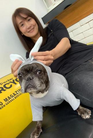 提供剪髮剪刀服務的專家黃露比