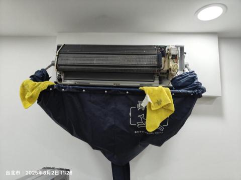 李維 - 壁掛清洗中