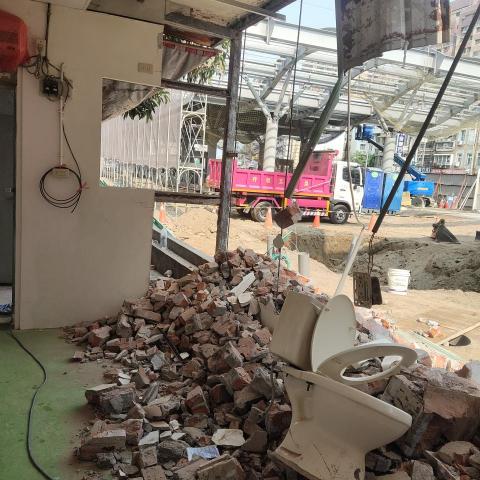 達俐企業社 - 廁所牆面拆除