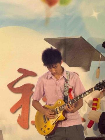 Henry Wang - 課業以外的領域，我也略有涉獵，有能力能與學生聊天，暫時減輕課業壓力。