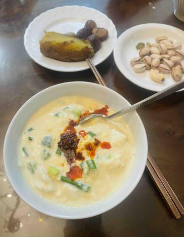 Lena - 低碳優質蛋白早餐 （簡單快速的一餐）
～自製鹹豆漿（嫩豆腐+高纖豆漿+滑蛋），依照個人口味調味鹽or醬油，加入蔥花、辣油。
～澱粉類選擇慢碳（低GI值-含纖維，溫和升血糖)～7-11蒸地瓜、栗子，搭配優質脂肪-開心果與巴西堅果，隨餐吃緩慢升血糖，並提供纖維與不飽和脂肪、維生素B6與鉀、微量元素硒，對心血管與血糖管理有益又好吃～ 若長者牙口不好，堅果較硬建議加入豆漿攪打直接喝（P.S：胃腸消化差或糖尿病胃輕癱者需注意，不適合高纖飲食與堅果油脂類，飲食宜改為軟質或流質+低纖+低油）