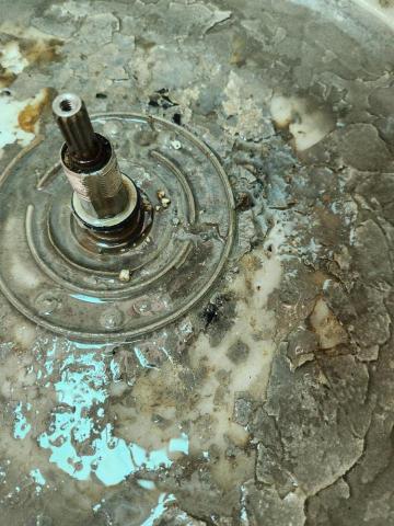 淨俏俏專業清洗 - 洗衣桶塑膠外桶底部也因長年累月的污垢結已成滿滿的石塊