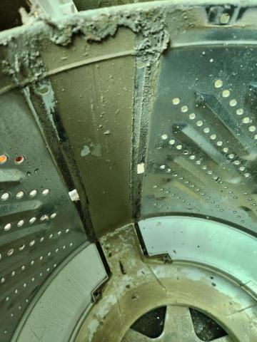 淨俏俏專業清洗 - 過濾循環道內積滿污垢(洗衣桶)