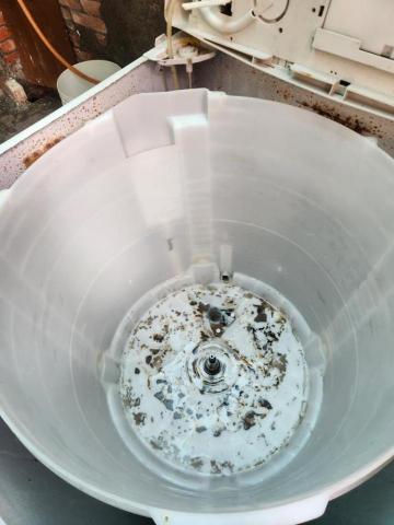 淨俏俏專業清洗 - 塑膠外桶由於污垢結石化已經和塑膠表面咬的很死，利用高壓水柱重複一次又一次的沖刷已恢復至少8成（剩下的部份手刷也刷不動，如果用具有腐蝕性清潔劑又怕傷塑膠桶，客人對於這問題以及只能做到這樣的清潔程度也表示能夠接受）