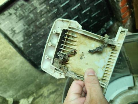 淨俏俏專業清洗 - 過濾循環道內已塞滿棉絮污垢導致循環過濾效果下降，影響洗衣清潔效率。