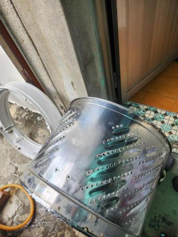 淨俏俏專業清洗 - 桶槽外側由佈滿污垢經過清洗後已恢復原有白鐵面貌