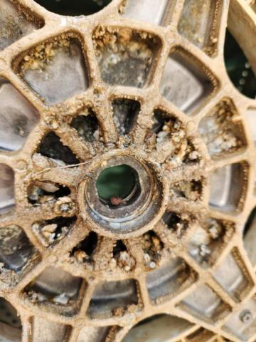 淨俏俏專業清洗 - 底座鐵架已結滿石塊