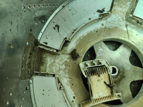 淨俏俏專業清洗 - 拆除下來滿滿的污垢噴的到處都是