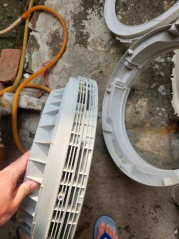 淨俏俏專業清洗 - 清洗後底座縫隙由於污垢長年累月一部分以咬進塑膠內部分無法完全清除(已清洗8~9成)