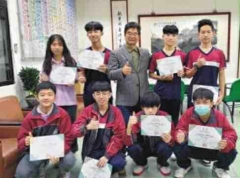 Henry Wang - 左下角是我 科學競賽領獎相片