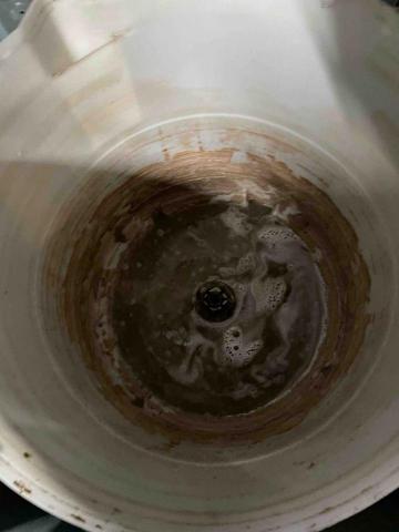 小瑋冷氣保養工作室 - 內桶拿起來之後 底下的沉澱物