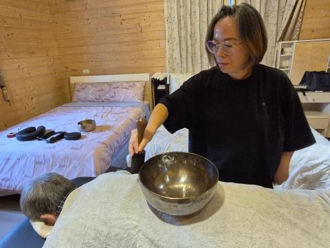 women talk我們說 - 你只要躺下,交給缽聲與手勢。
金屬的微震沿著背、肩、腹與四肢傳遞,像把一整天的雜訊慢慢關小聲。
在家,就能完成一場從表層到深層的重整。
D. 服務流程(可放 DM/圖卡)
到府佈缽 → 初談評估 → 全身頌缽按摩(背肩腰腹四肢) → 局部加強(睡眠/壓力點) → 靜心收束 → 呼吸覺察與居家建議 women talk我們說 - 你只要躺下,交給缽聲與手勢。
金屬的微震沿著背、肩、腹與四肢傳遞,像把一整天的雜訊慢慢關小聲。
在家,就能完成一場從表層到深層的重整。
D. 服務流程(可放 DM/圖卡)
到府佈缽 → 初談評估 → 全身頌缽按摩(背肩腰腹四肢) → 局部加強(睡眠/壓力點) → 靜心收束 → 呼吸覺察與居家建議