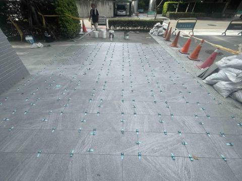 吳易達 - 社區人行道磁磚施工中