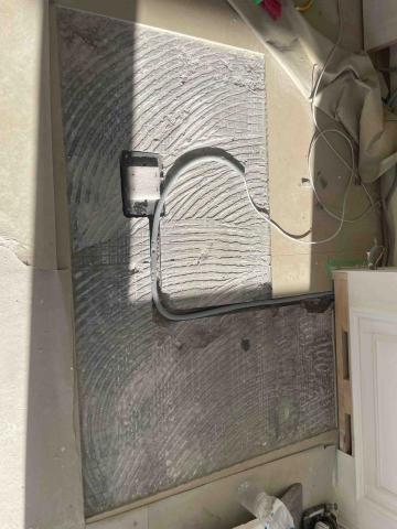 吳易達 - 增加地面插座，拋光石英磚修補前