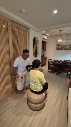 women talk我們說 - 到你家,把安穩帶到你身邊。
以喜馬拉雅頌缽結合全身頌缽按摩,深層共振身體水分子,釋放壓力、放鬆筋膜,讓身心一起「回到安靜」。
服務內容:諮詢|全身頌缽按摩|音波放鬆|靜心收尾
體驗時間:60–90 分鐘(可客製)
適合族群:長期緊繃、睡眠不佳、腦袋轉不停、想快速回復平衡的人
到府區域:台中市/南投周邊(其餘區域可洽詢)
注意事項:飯後 1 小時內不建議、孕期與重大手術後請先告知 women talk我們說 - 到你家,把安穩帶到你身邊。
以喜馬拉雅頌缽結合全身頌缽按摩,深層共振身體水分子,釋放壓力、放鬆筋膜,讓身心一起「回到安靜」。
服務內容:諮詢|全身頌缽按摩|音波放鬆|靜心收尾
體驗時間:60–90 分鐘(可客製)
適合族群:長期緊繃、睡眠不佳、腦袋轉不停、想快速回復平衡的人
到府區域:台中市/南投周邊(其餘區域可洽詢)
注意事項:飯後 1 小時內不建議、孕期與重大手術後請先告知