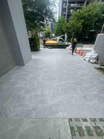 吳易達 - 社區人行道磁磚施工後