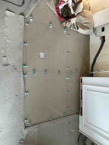 吳易達 - 增加地面插座，拋光石英磚修補後