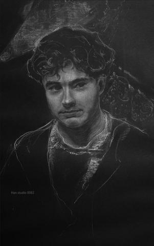 Han studio  邱柏翰 - 當習慣用白紙加深陰影，也許會忽略光是如何「形塑形體」的。
這張寫生使用黑底紙與白炭精，專注在「亮面形狀」的鋪陳與控制

想訓練光影控制、畫出有趣的人像嗎？
一起試試黑紙白筆的反轉練習，打破你對光影表現方式！
 歡迎私訊洽詢課程細節與預約上課時段。