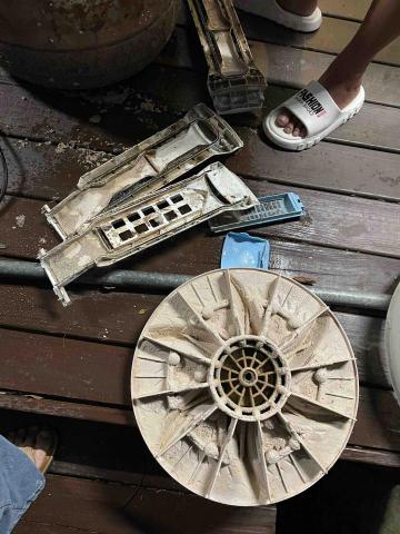 小瑋冷氣保養工作室 - 洗衣機裡面拆下來得零散零件